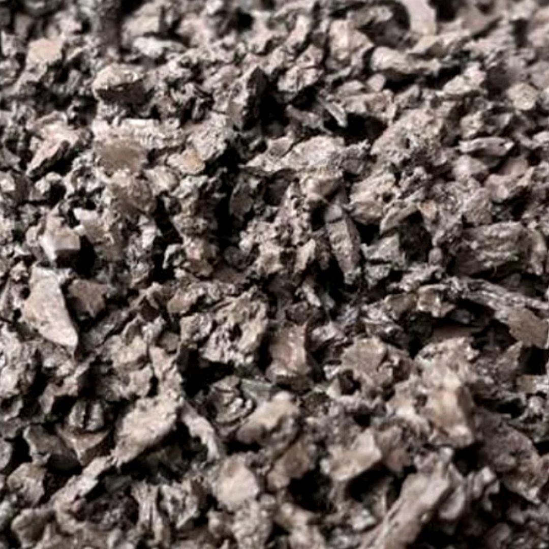 Black rubber play chippings - textured close-up of 20mm rubber bark