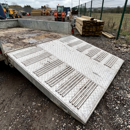 Aluminium five-bar chequer plate used as a trailer floor and loading ramp - 5754 tread plate